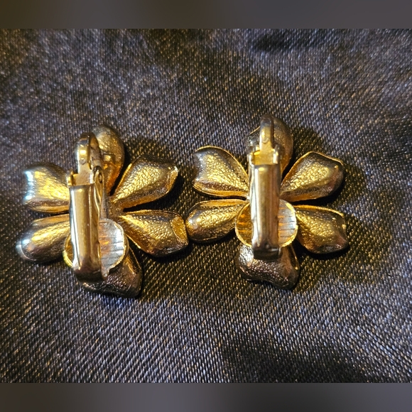 VINTAGE CLIP-ON EARRINGS - Picture 2 of 2